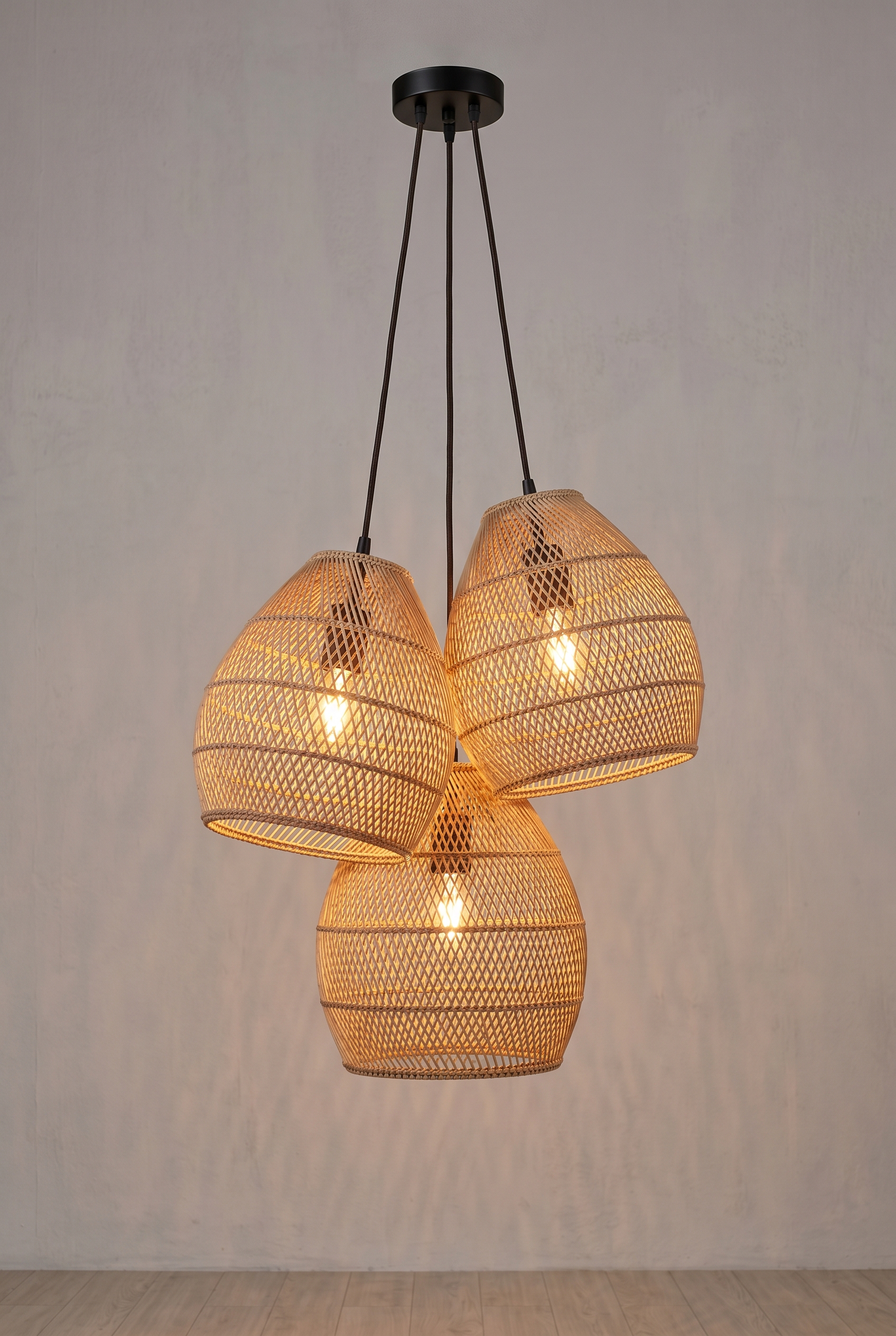 Lampu Gantung Rattan Cluster — menyala